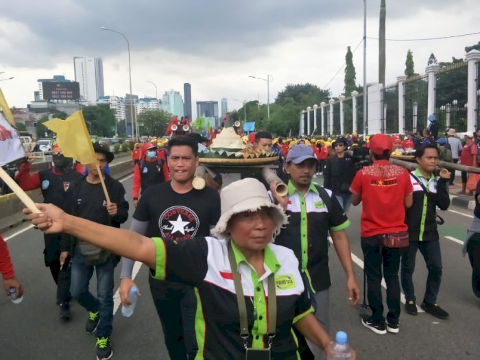 Demo Tolak Perppu Cipta Kerja, Massa Bawa Nasi Tumpeng saat Aksi di Depan Gedung DPR