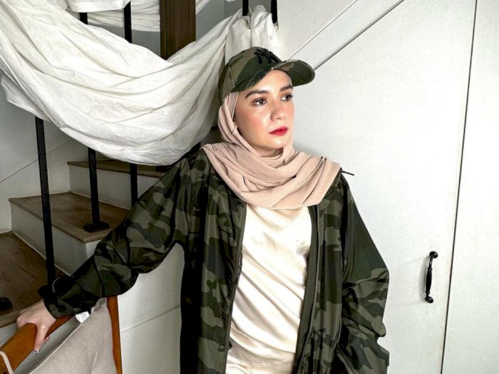 Kelewatan Banget! Cewek-cewek Ini Santroni Rumah dan Fotoin Istri Arya Saloka Tanpa Hijab