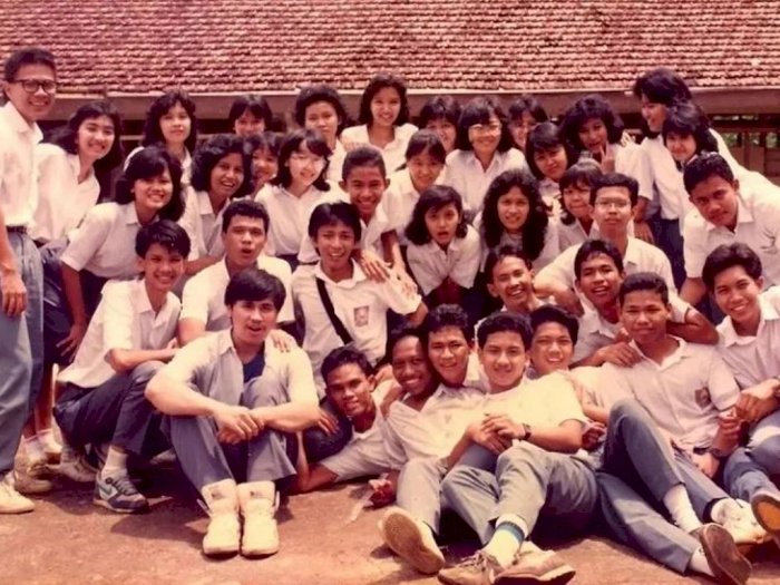 Potret Jadul Anak SMA Jakarta Tahun 1990, Netizen Salfok ke Siswa Tampan Pakai Sneakers