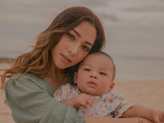 Nikita Willy Pamer Perut Rata Pakai Crop Top Hitam Gendong Bayinya: Hot Mom 2023 