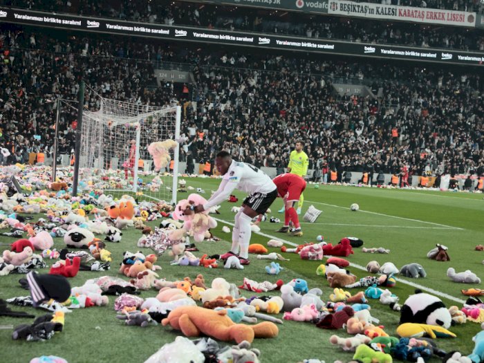 Viral Fans Besiktas Hujani Lapangan dengan Ribuan Boneka untuk Korban Gempa Turki
