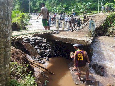 Banjir Bandang Buat Jembatan di Dusun Kalibiru Probolinggo Terputus, 400 Jiwa Terisolir!