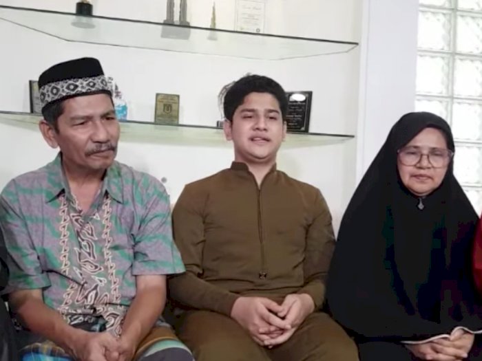 Sambil Bersimpuh, Syakir Daulay Temui dan Minta Maaf ke Orangtuanya