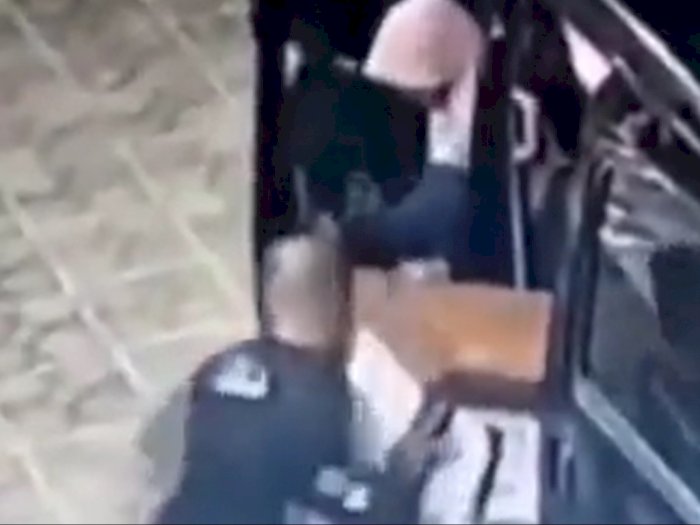 Detik-detik Pencurian Kotak Amal di Sebuah Masjid Terekam CCTV, Pelaku Naik Mobil