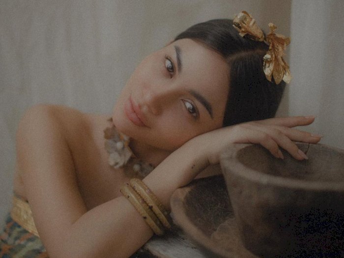 Ariel Tatum Pamer Foto Pakai Kemben Bak Putri Bali, Netizen: Bidadari Aja Minder Liatnya!