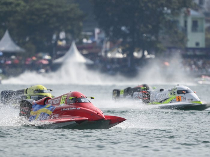 Dibalik Balapan F1 Powerboat Danau Toba, Ada Kisah Keren Aksi Pungut dan Daur Ulang Sampah