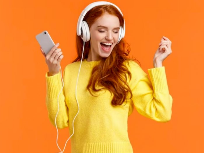 Suka dengerin Musik Pakai Headphone? Hati-hati, Bisa Picu Gangguan Pendengaran!