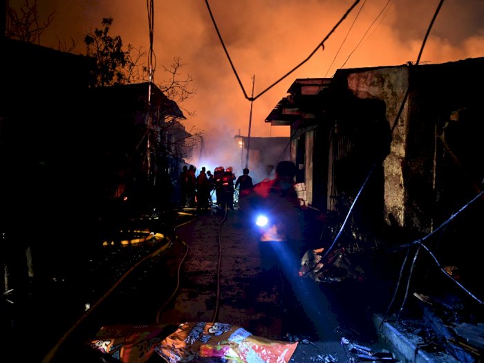 Depo Pertamina Terbakar, Suara Ledakan dan Bau Bensin Selimuti Rumah Pedangdut Kristina