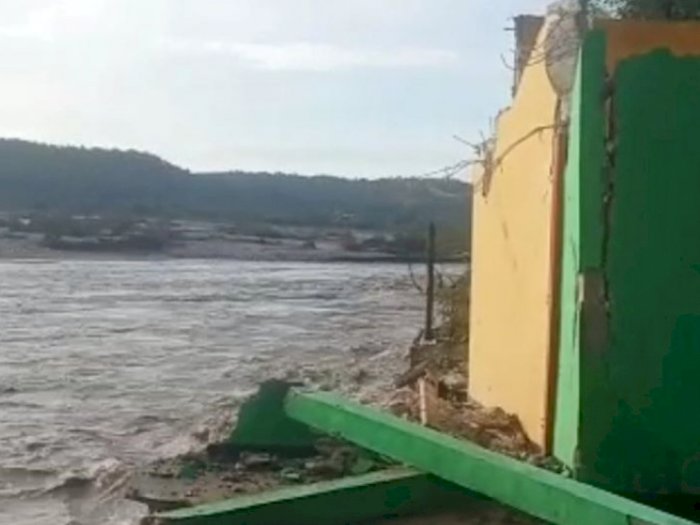 Banjir Akibat Air Meluap Hanyutkan Tiga Rumah Warga Takari di Kabupaten Kupang NTT