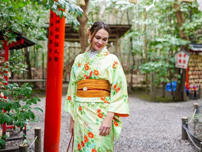 Intip Potret Luna Maya Pakai Kimono di Jepang, Netizen: Udah Keliatan Tuanya