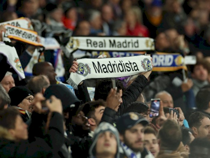 Fans Real Madrid Protes Skandal Wasit, Lempar Uang dengan Wajah Presiden Barca