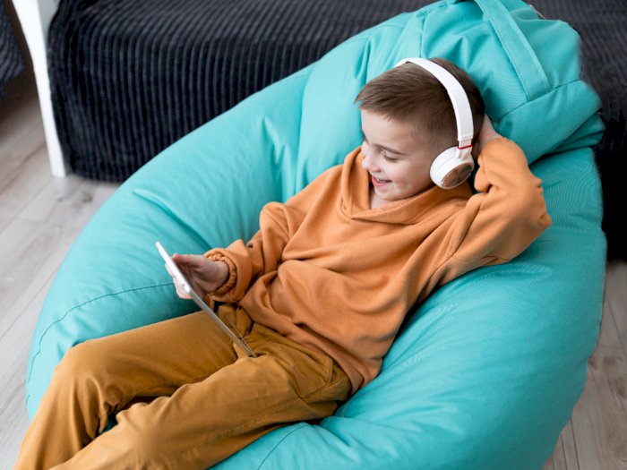 Umur Berapa Sih Anak Boleh Pakai Headset? Ini Penjelasan Dokter