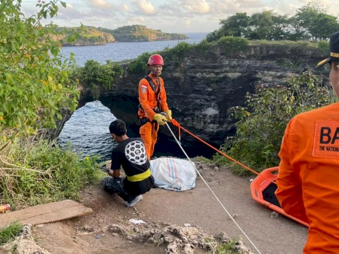 Momen Evakuasi Turis India yang Jatuh dari Tebing Setinggi 40 Meter di Bali saat Selfie