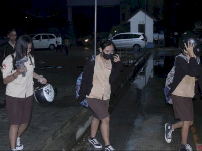 Gara-gara Anak Sekolah Masuk Jam 5 Pagi, Kini Polisi Kupang Rutin Patroli Subuh di Sekolah