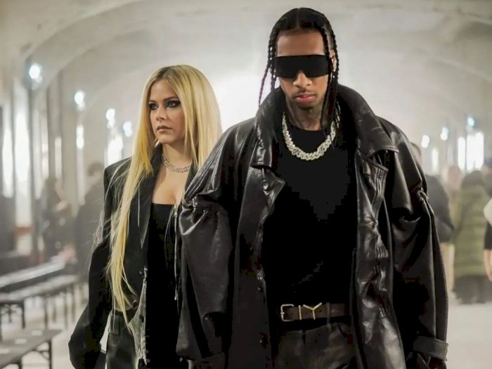 Avril Lavigne dan Rapper Tyga Terang-terangan Ciuman di Paris Fashion Week, Pacaran?