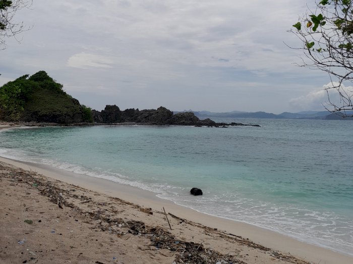 Indahnya Pantai Telawas di Lombok Tengah, Punya Bebatuan Unik dan Berair Biru