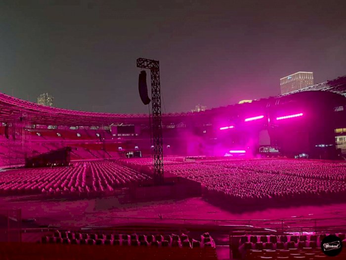 Jelang Konser Blackpink, Stadion GBK Berubah Gemerlap Penuh Cahaya Warna Pink 