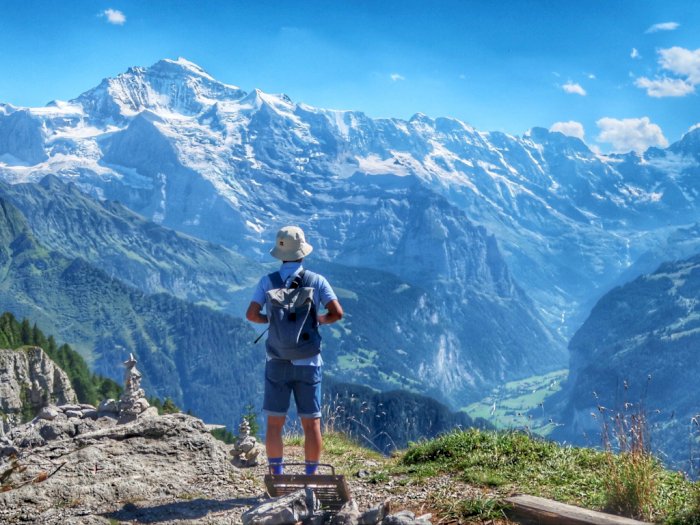 Menjelajahi Pegunungan Alpen dari Desa Murren, View Gunung dan Padang Rumput Bikin Betah