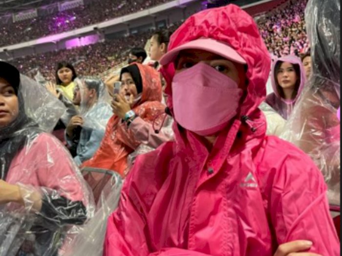 Gaya Pevita Pearce Pakai Jas Hujan Pink Cantik di Konser BLACKPINK: Bukan Plastik Cebanan