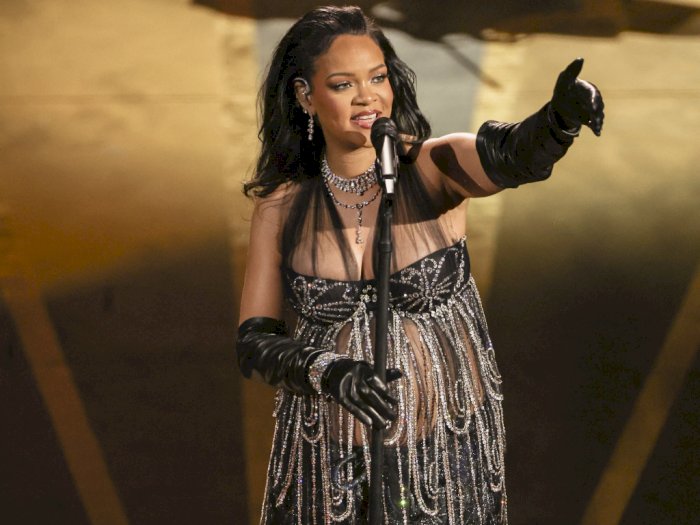 Potret Rihanna Nyanyikan 'Lift Me Up' di Oscar 2023 Jadi Sorotan, Bersinar bak Berlian