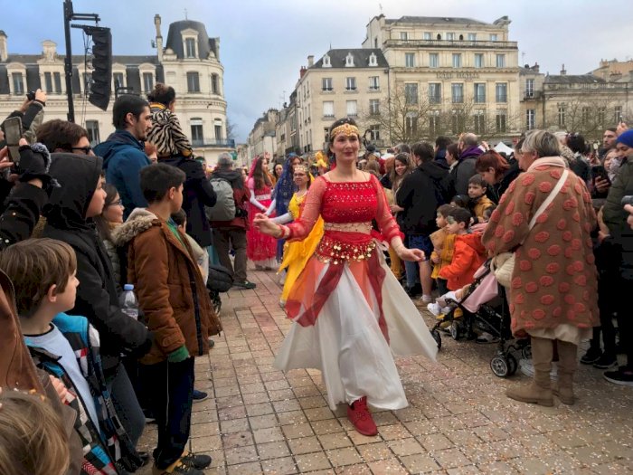 Karnaval Bollywood di Prancis, Bule-bule Pakai Kostum dan Menari India