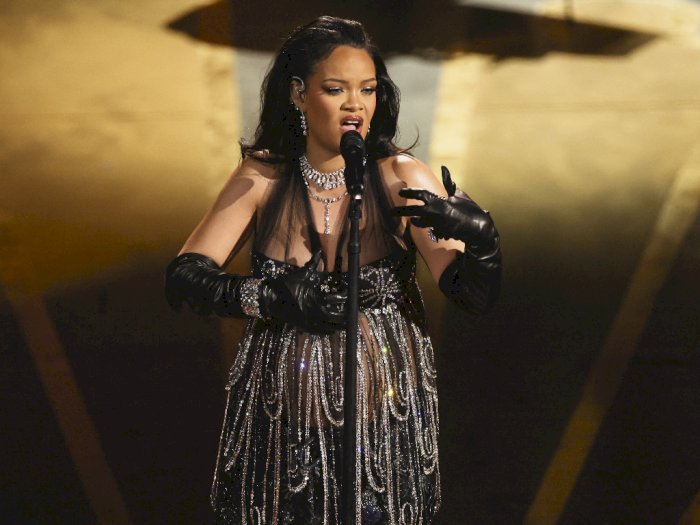 Nyanyikan Lagu 'Lift Me Up' di Oscar 2023, Rihanna Tuai Standing Ovation