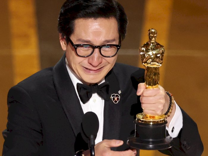 Tangis Bahagia Ke Huy Quan saat Raih Piala Oscar Pertamanya: Mamak, Aku Menang