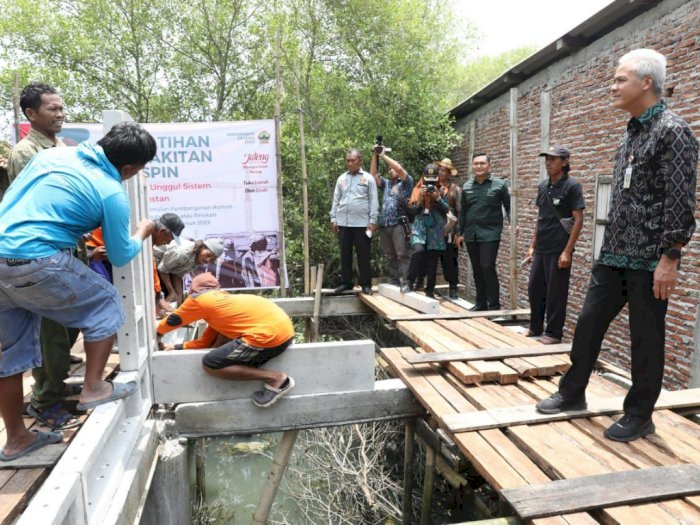 Bantu Korban Banjir Rob Demak, Ganjar Kucurkan Dana Rp1,6 Miliar