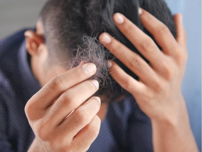 7 Cara Mengatasi Rambut Rontok dan Menumbuhkannya Secara Alami