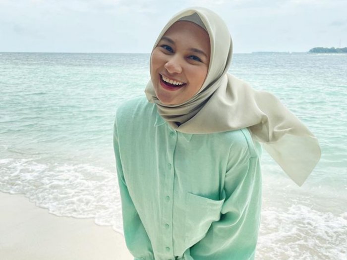 Ademnya Indah Permatasari Senyum Lebar Pakai Hijab, Netizen: Cantik Luar Dalam