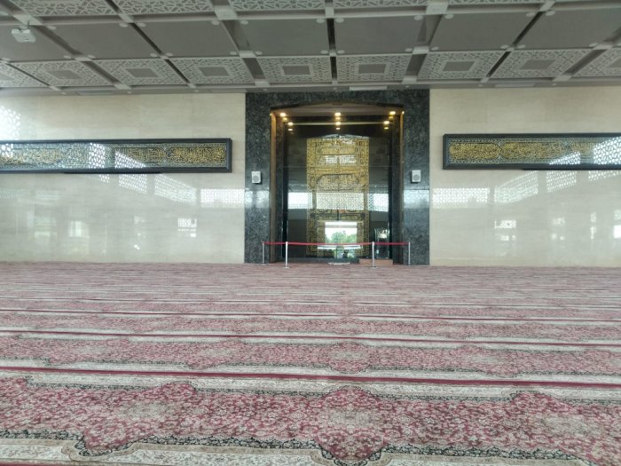 Menikmati Indahnya Kiswah Kabah di Masjid Namira Lamongan, Arsitekturnya Bikin Kagum