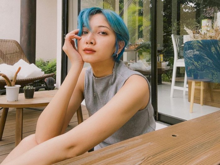 Sheila Dara Pamer Rambut Bondol Warna Biru, Disebut Kim Taehyung Versi Cewek