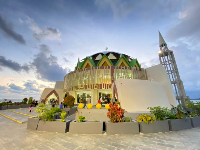 Cantiknya Pelataran Masjid Terapung BJ Habibie, Dipenuhi Ruang Terbuka Hijau