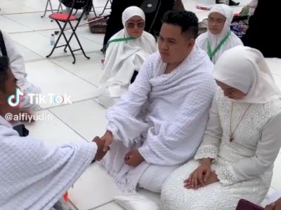Viral Pasangan Akad Nikah di Mekkah, Momen Pamer Cincin di Depan Kabah Bikin Iri