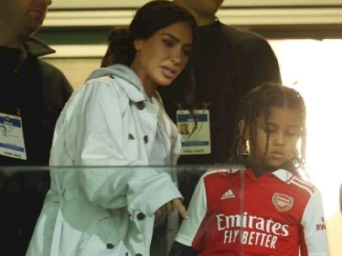  Kim Kardashian Beri Ekspresi Terkejut saat Arsenal Tersingkir dari Europa League