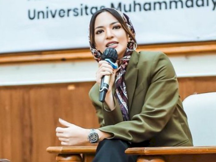 Gaya Santun Nia Ramadhani Tutupi Kepala Pakai Hijab, Kecantikannya Saingi Wanita Turki