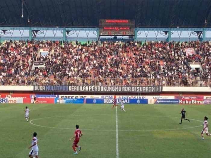 Viral Banner 'Buka Mulutmu Keadilan Pendukungmu Ada Di Suaramu' di laga Persis vs Arema FC