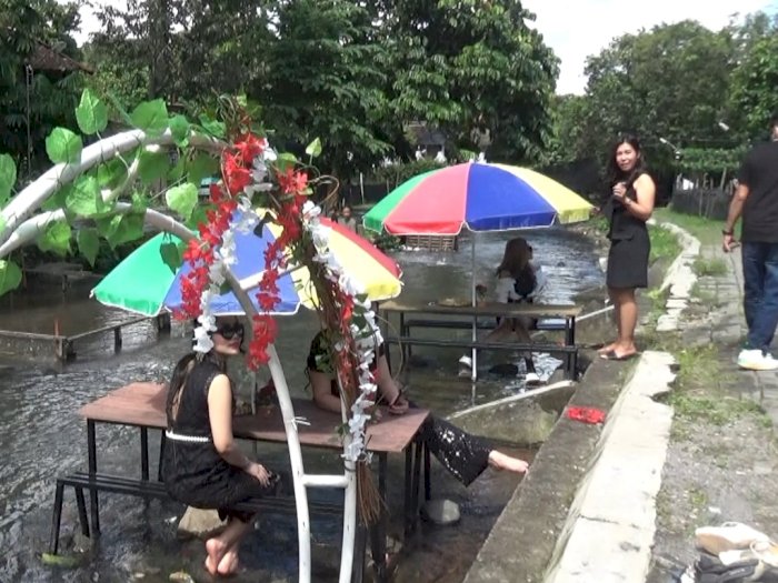 Sensasi Menikmati Makan Iga Bakar Bumbu Kacang Sambil Main Air di Sungai Boyolali
