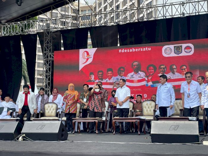 Hadiri Peringatan 9 Tahun UU Desa, Megawati Disambut Ribuan Kades dan Raih Penghargaan