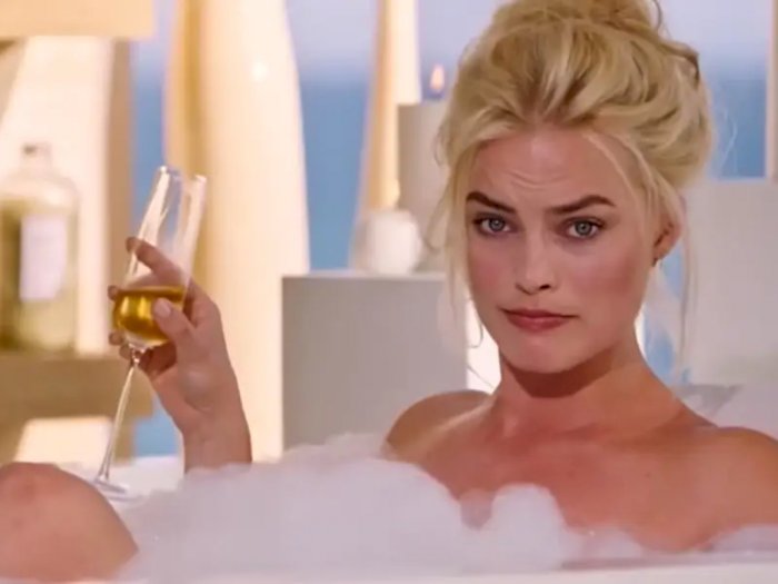 Margot Robbie Rupanya Doyan Minum Bir Sambil Mandi, Alasannya Biar Tidur Nyenyak