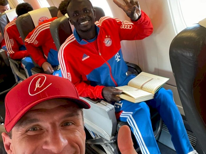 Keren! Sadio Mane Baca Al Quran di Perjalanan Laga Tandang Bayern Munchen ke Leverkusen