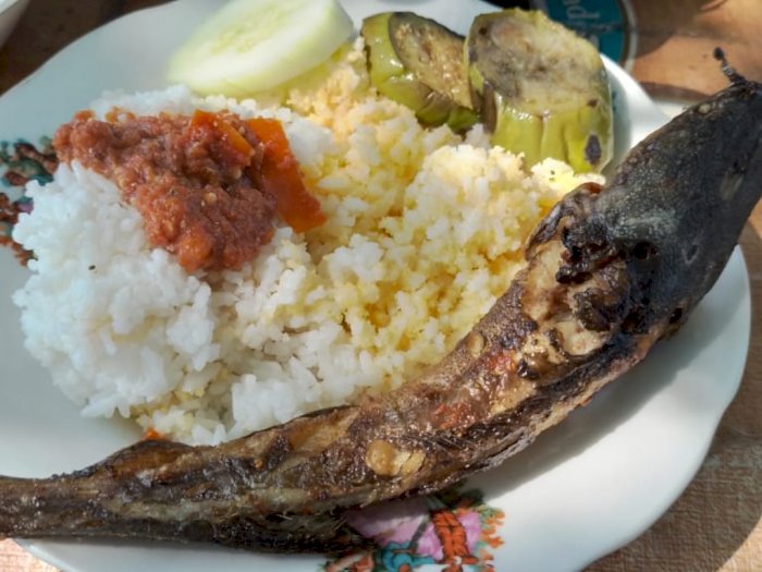 Makan Penyetan di Warung Tengah Sawah Lamongan, Bayar Rp15.000 Bonus Nasi Sebakul & Es Teh