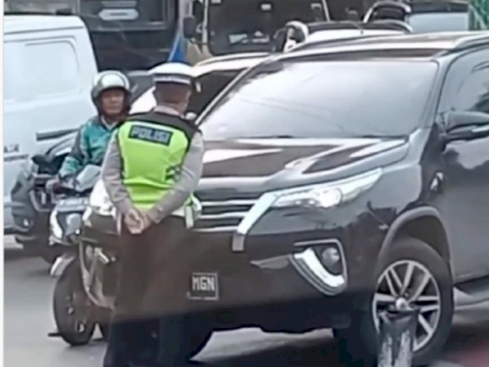 Polisi Kantongi Identitas Sopir Fortuner yang Viral Seruduk Polantas di Jakarta Barat