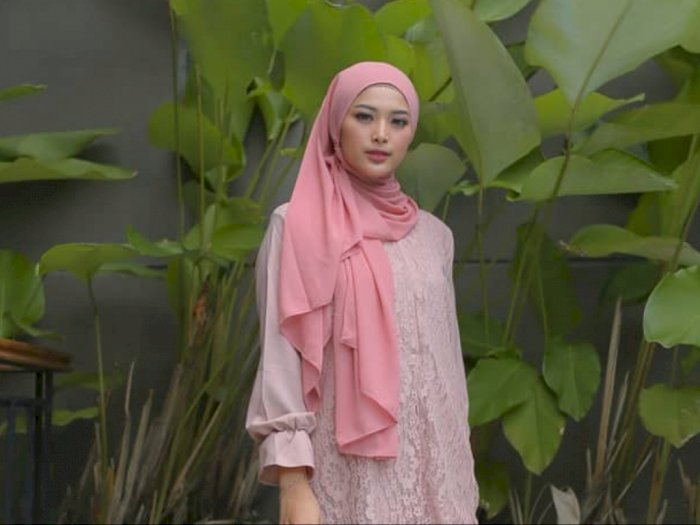 2 Tutorial Hijab Pashmina ala Selebgram untuk Pergi Bukber