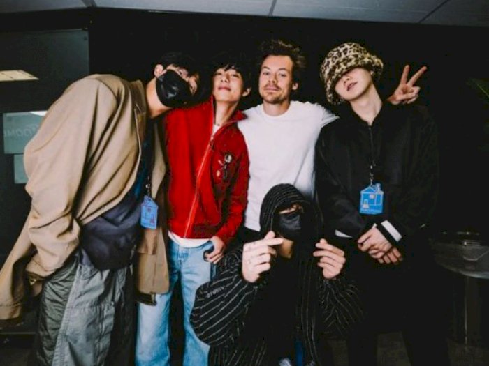 Momen Jungkook dkk Foto Bareng Harry Styles di Backstage Konser "Love on Tour" Seoul