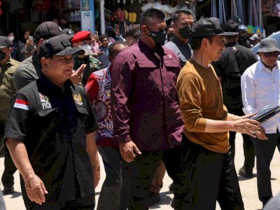 Momen Presiden Jokowi dan Menhan Prabowo Temui Pedagang di Pasar Youtefa Papua