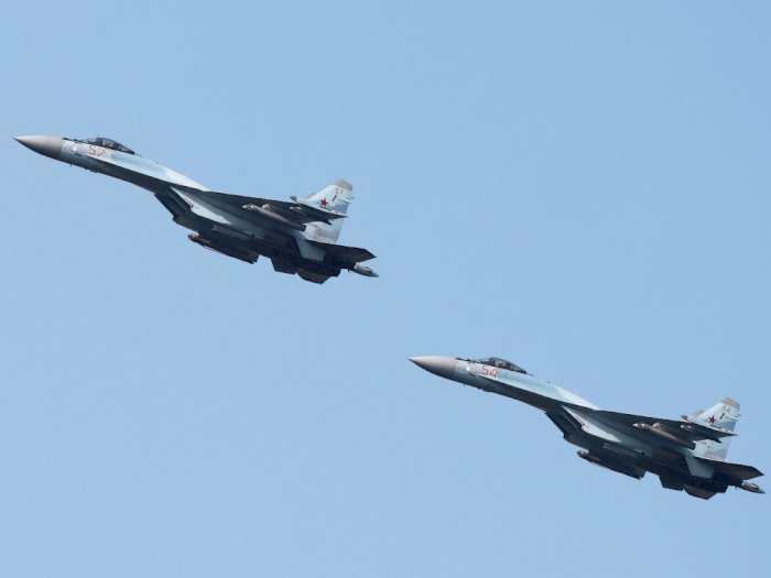 Jet Su-35 Rusia Usir Dua Bomber AS: Jangan Berani Lewati Perbatasan!