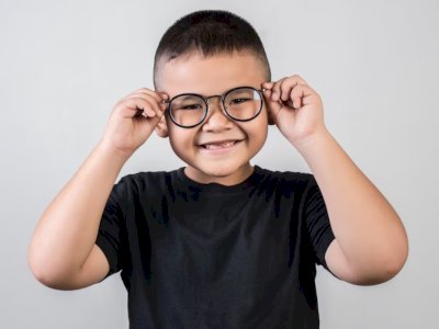 Benarkah Kacamata Anti Sinar Biru Bantu Kurangi Mata Minus pada Anak? Ini Kata Dokter
