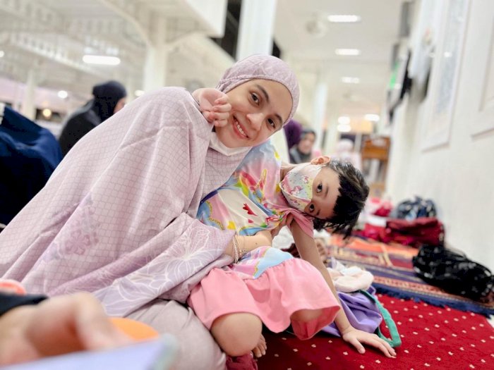 Wajah Polos Nycta Gina Pakai Mukena, Tarawih Pertama Ramadan 2023 Kumpul Bareng Keluarga