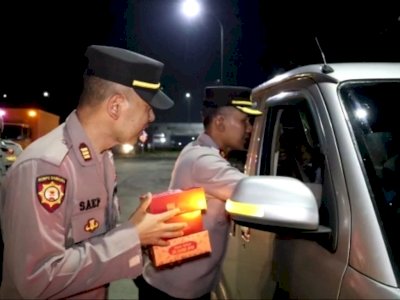Berkah Ramadhan, Personel Polsek Cileunyi Berbagi Nasi Kotak Buat Sahur Pengguna Jalan